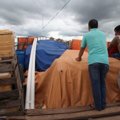 Na łodzi towarowej płynącej po rzece Paragwaj.