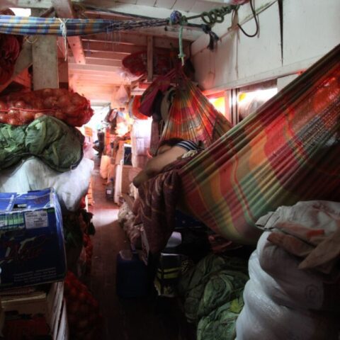 Na łodzi towarowej płynącej po rzece Paragwaj.