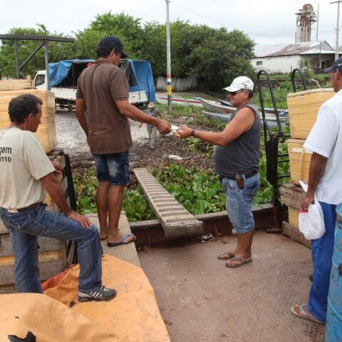 Zatrzymujemy się na chwilę w wiosce nad rzeką.
