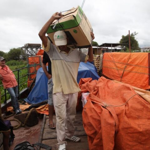 Czas wyładować część towarów z łodzi.