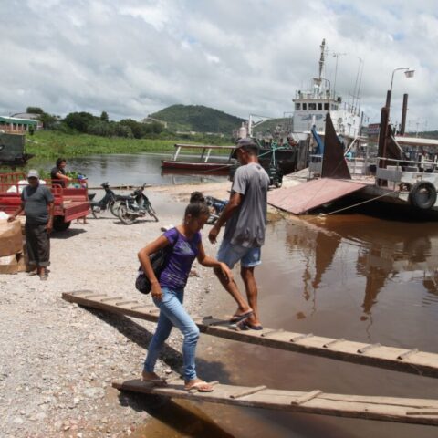 Krótki postój w osadzie nad rzeką.
