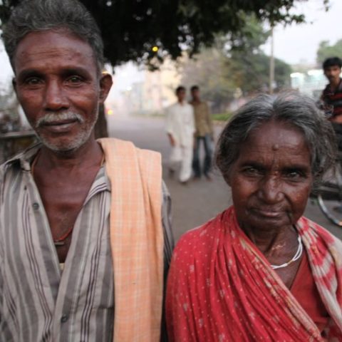 W bogactwie czy w ubóstwie, zawsze blisko razem, Kalkuta, Indie.