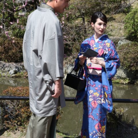 Niedzielny spacer pary młodych Japończyków w tradycyjnych strojach.