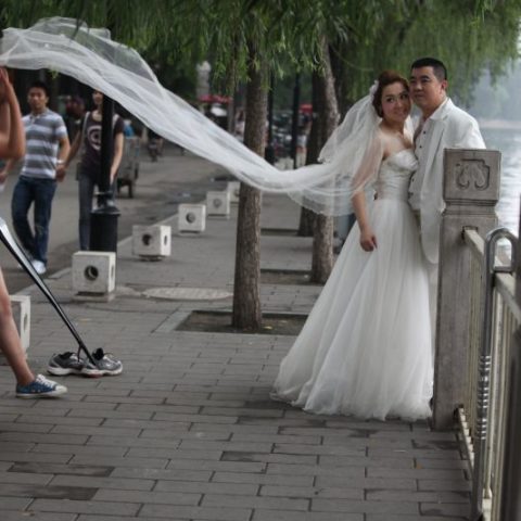 Narzeczeni przyjeżdżają do Szanghaju, że zrobić sobie zdjęcia ślubne także przed ślubem, Chiny