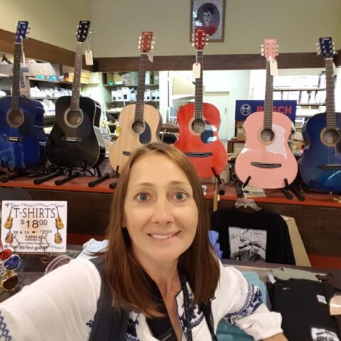 W sklepie z artykułami żelaznymi w Tupelo, gdzie Elvis kupił swoją pierwszą gitarę.