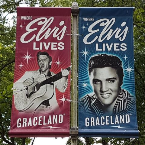 Flagi przed Graceland.