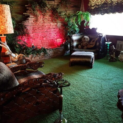 Słynny „jungle room”, pokój dżunglowy w Graceland, ulubione miejsce Elvisa.