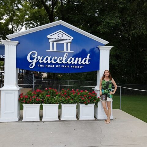 Przy domu Elvisa Presleya Graceland w Memphis, USA