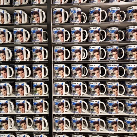 Kubki z portretem Elvisa sprzedawane w sklepie w Graceland.