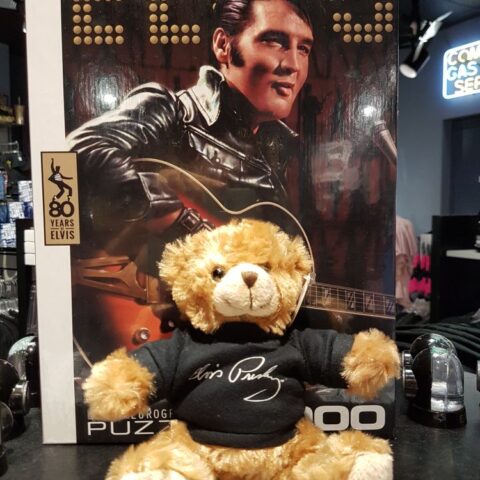 Pamiątki związane z Elvisem w sklepie w Graceland.