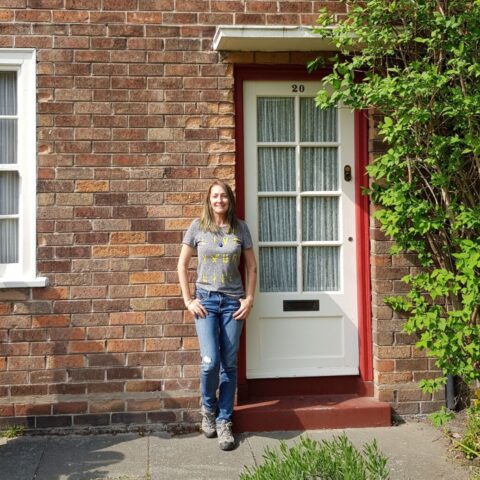 Przed domem rodzinnym Paula McCartneya w Liverpoolu