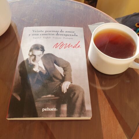 Poranek w Chile z tomikiem poezji Pabla Nerudy.