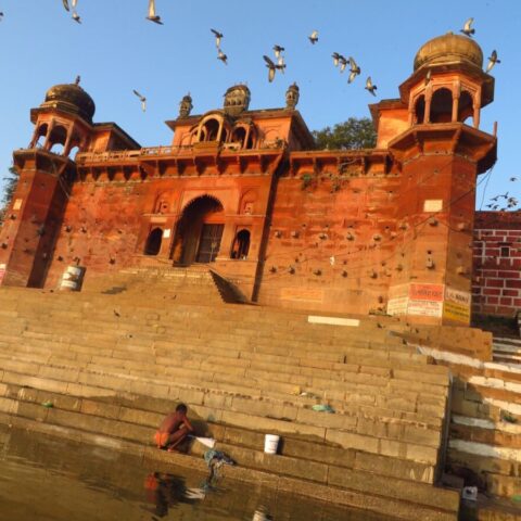 Pałac możnowładcy nad Gangesem w Varanasi, Indie. 