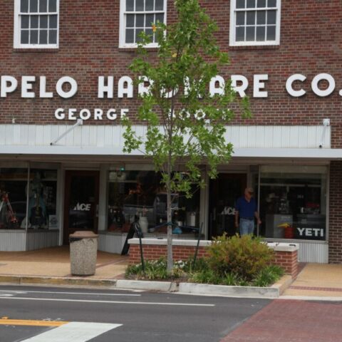 Sklep żelazny, gdzie Elvis kupił swoją pierwsza gitarę.