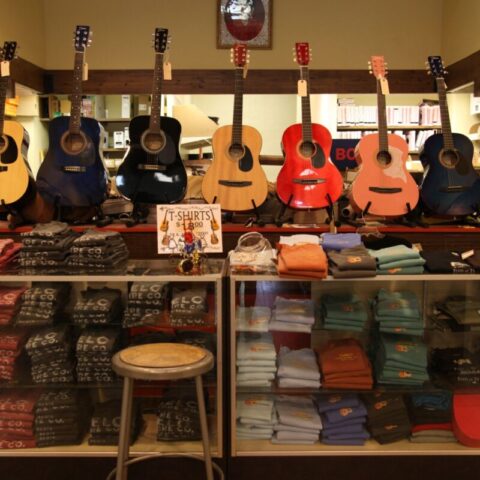 Półka z gitarami w sklepie Tupelo Hardware Co.