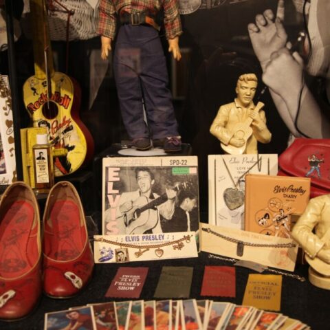 Pamiątki fanów Elvisa w Graceland.