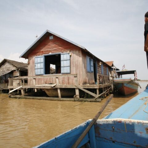 Dom zbudowany na wodzie na jeziorze Tonle Sap, Kambodża