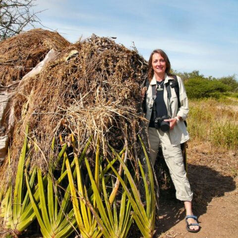 Chata Buszmenów z plemienia San, Tanzania.