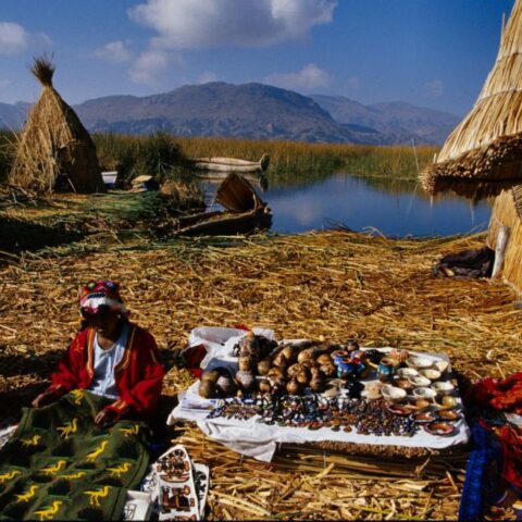 Domy zbudowane z trzciny na wyspie na jeziorze Titicaca, Peru