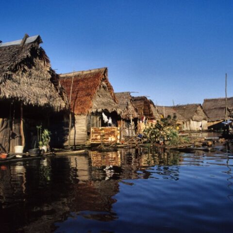 Chaty zbudowane na wodzie na Amazonce w Peru.